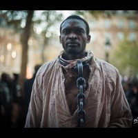 Manifestant anti-Guerlain à Paris.