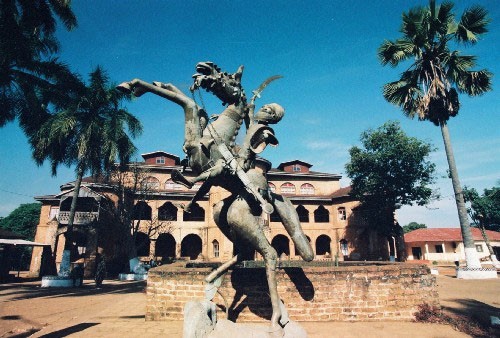 Palais du Sultan et statue du chevalier Bamoun.